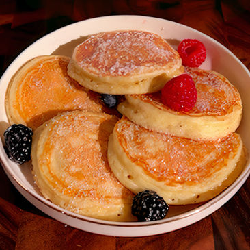 Un piatto di pancake senza glutine, con frutti di bosco