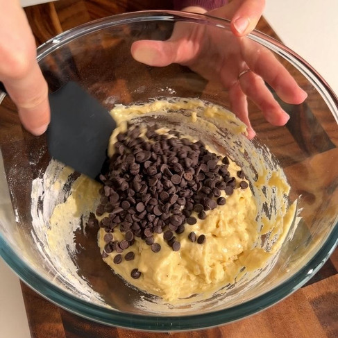 L'impasto dei pancake con gocce di cioccolato