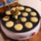 L'impasto dei mini pancake sulla piastra