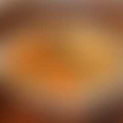 Un piatto di pancake con gocce di cioccolato