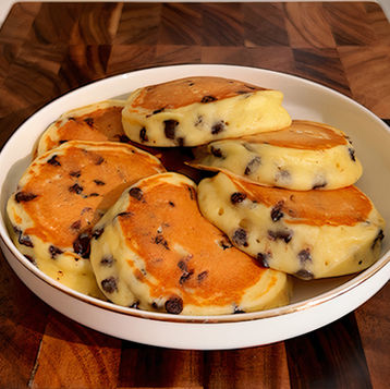 Un piatto di pancake con gocce di cioccolato