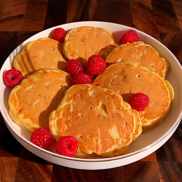 Un piatto di pancake banana e mele disposti a cerchio