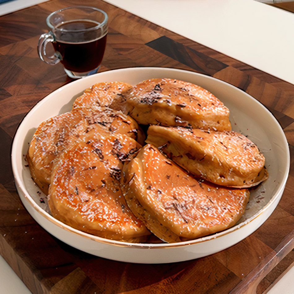 Un piatto con pancake al caffè, con cioccolato