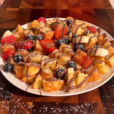 Ciotola con pancake tagliati a cubetti dorati, frutti di bosco freschi e crema alle nocciole. Ricetta di Pancake Eden