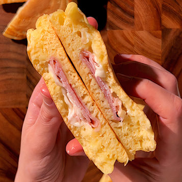 Un pancake con prosciutto e formaggio