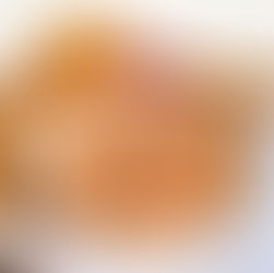 Morbidi pancake alle fragole disposti a cerchio, con zucchero e spremuta d'arancia