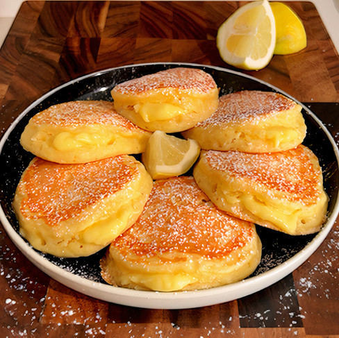 Sei pancake altissimi ripieni di crema al limone