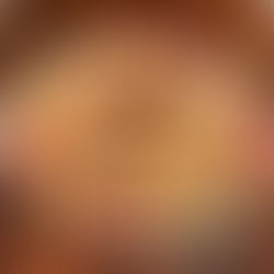 Un piatto di soffici pancake banana e cioccolato