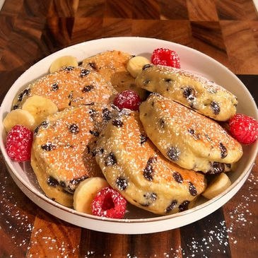 Un piatto di soffici pancake banana e cioccolato