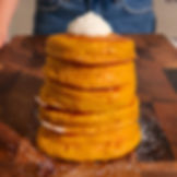 Una pila di pancake alla zucca