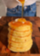 Una pila di pancake alti e soffici, con sciroppo d'acero