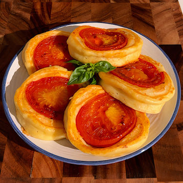 Un piatto di pancake al pomodoro, con basilico