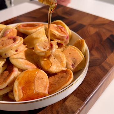 Un piatto con mini pancake alle fragole e sciroppo d'acero