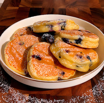 Un piatto con soffici pancake ai mirtilli