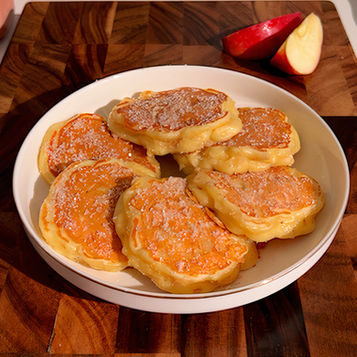 Una piatto di pancake yogurt e mele, con zucchero di canna e cannella