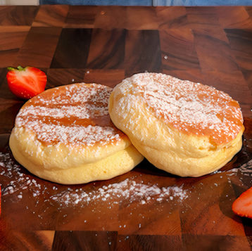 Due pancake giapponesi, con fragole e zucchero a velo