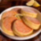 Un piatto con soffici pancake alla ricotta e limone