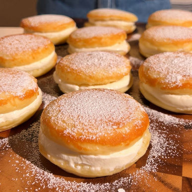 Pancake Kinder Paradiso farciti con crema allo yogurt greco. Ricetta di Pancake Eden.