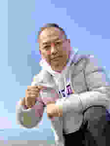 珍しくカジュアルな服を身にまとう。