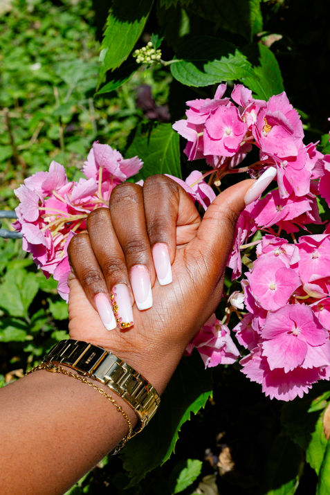 Prestation de manucure russe de précision pour un contour d'ongle parfait chez Fen Concept Beauty.