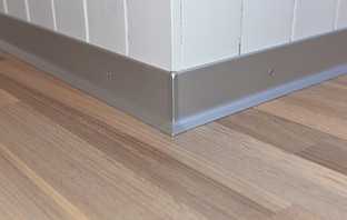 Alusockel mit Fuss gelocht_179.jpg