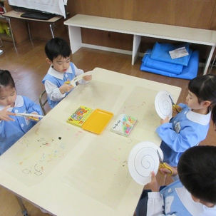 年中組造形　紙皿へびを作ろう