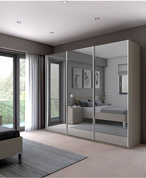 Side view closet 