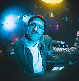 Gilbert Pomelo DJ set in a club electronic atmosphere