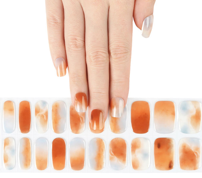 2024夏日美甲珊瑚色的暖色調可以提升手部皮膚的光澤感,讓整個人看起來更加有精神,特別適合夏季和度假風格