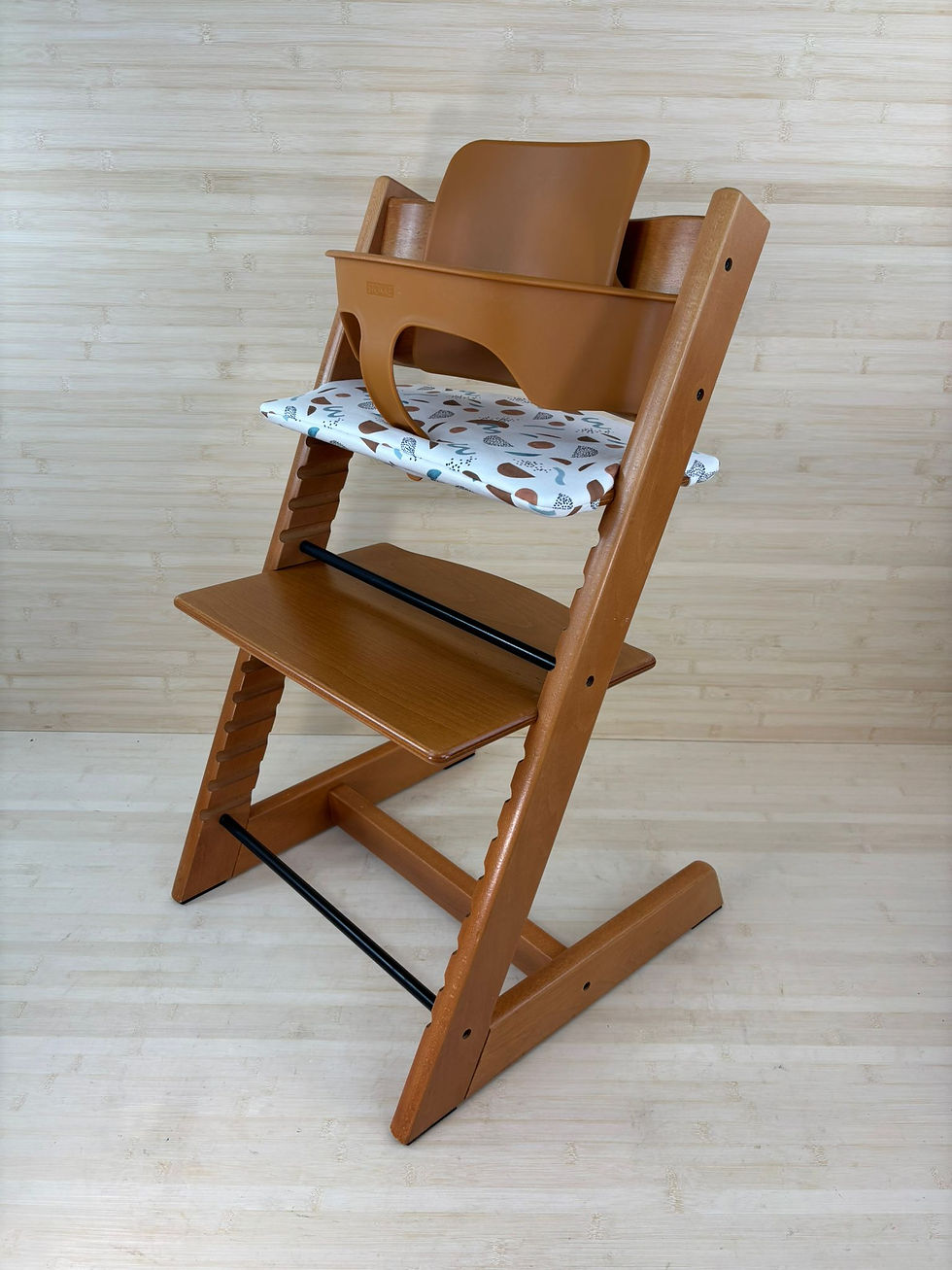 Miniaturbild: Stokke® Tripp Trapp inkl. Babyset & Kissen / Kirsche / guter Zustand