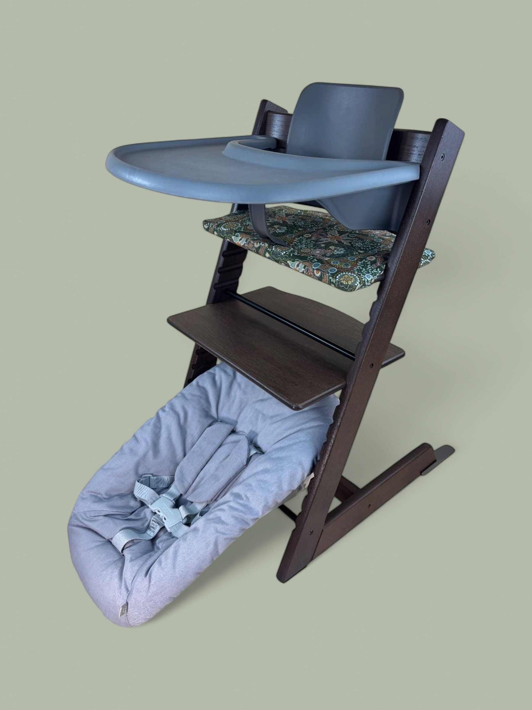 Stokke® Tripp Trapp inkl. Babyset, Kissen, Newborn & Tray / Oak Warm Brown