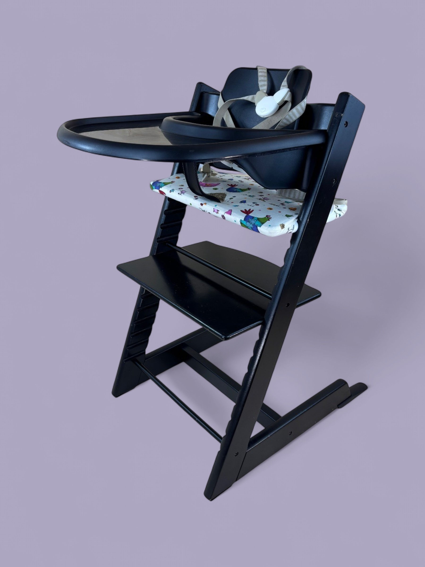 Stokke® Tripp Trapp inkl. Babyset, Kissen, Tray & Gurtsystem / Schwarz