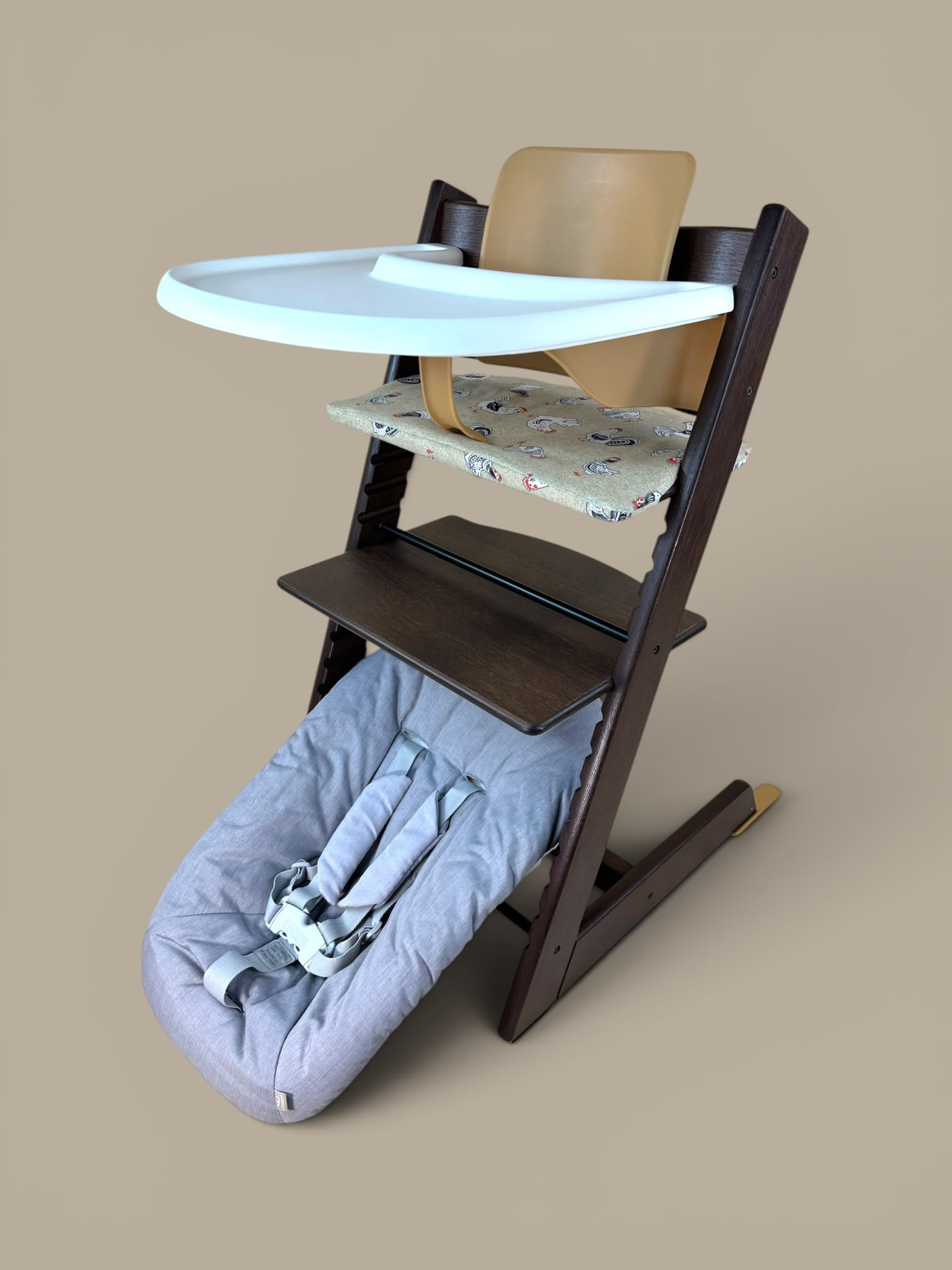 Stokke® Tripp Trapp inkl. Babyset, Kissen, Tray & Newborn / Eiche Warm Brown