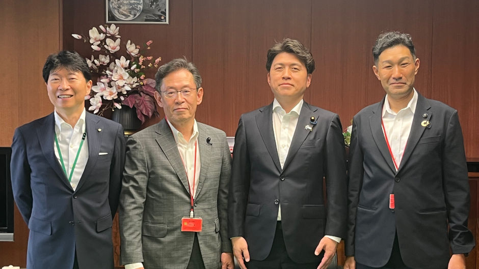 2025.8.5 安全・安心な岡山県土づくり へ向けて、防災減災、国土強靭化 などインフラ整備の予算獲得のために、中野国土交通大臣に対して、伊原木知事等と一緒に要望活動を行いました !