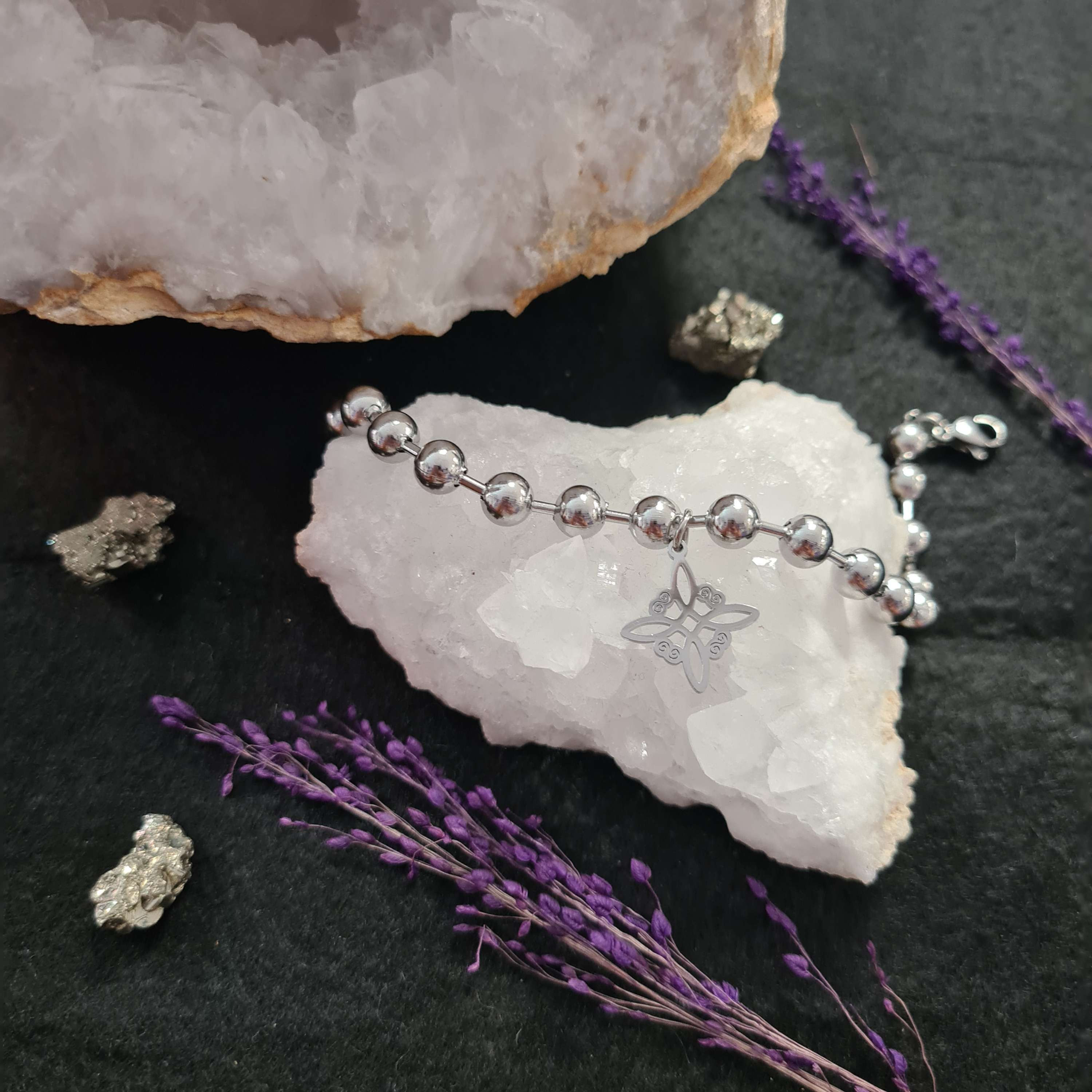Pulsera nudo de bruja con esferas de acero