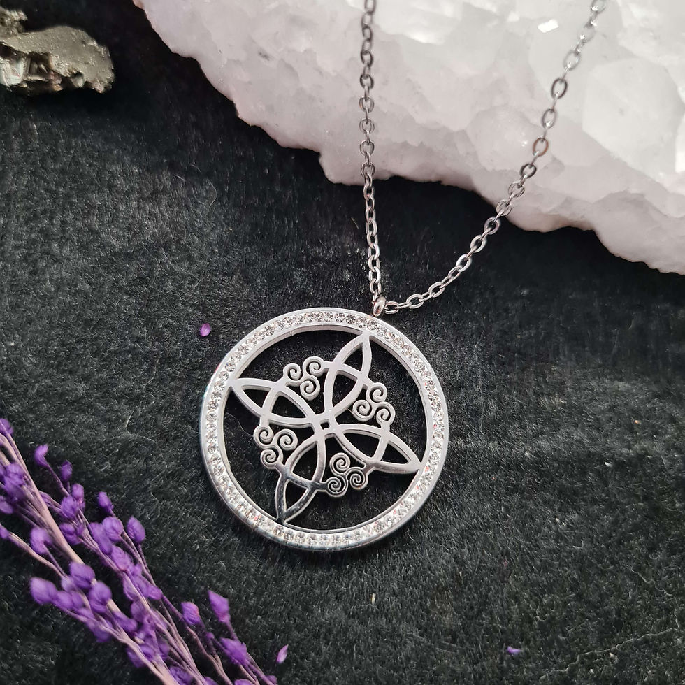 Miniatura: Colgante nudo de bruja y trisquel con piedras