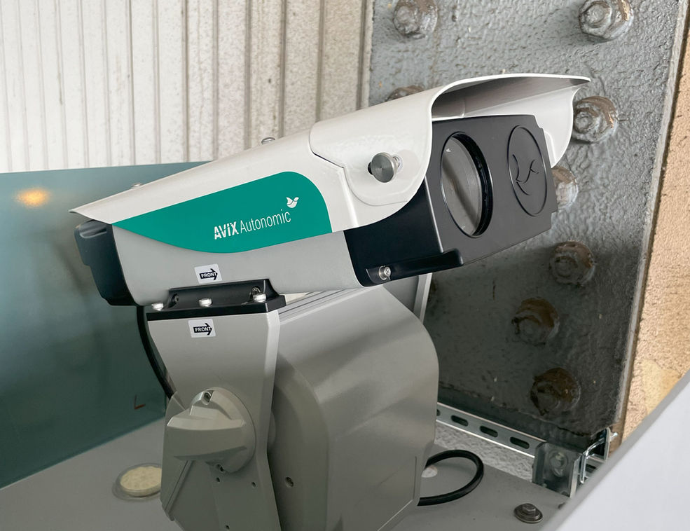 Das Bild zeigt einen AVIX Autonomic Laser mit Wandmontage