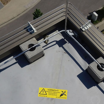 Eine Gebäudeecke die mit einem Elektrosystem OTES KERAMIK geschützt wird.