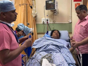 रायपुर के निजी अस्पताल में भर्ती जशपुर विधायक रायमुनि भगत से मिले पर्यटन मंत्री राजेश अग्रवाल....