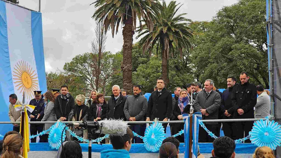 Miles de vecinos participaron del tradicional desfile del 25 de Mayo en Alta Gracia, en una jornada que también estuvo marcada por reclamos sociales, operativos policiales y pedidos de colaboración comunitaria.