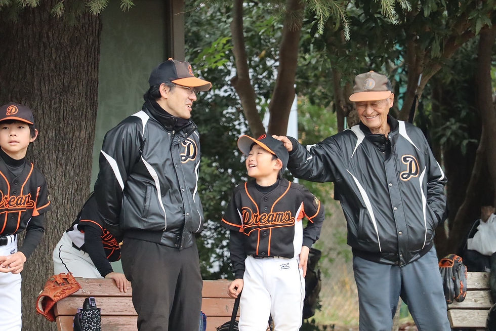 お父さんはグラウンドではコーチに大変身。選手みんなが頼りにしている大切な存在です