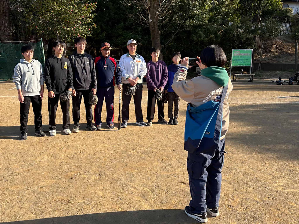 監督一緒にOB選手を撮影する南小ドリームズのOB母の姿