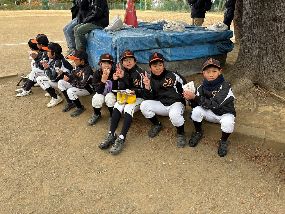 南小ドリームズの選手たちが試合前にみんなでおにぎりを頬張る