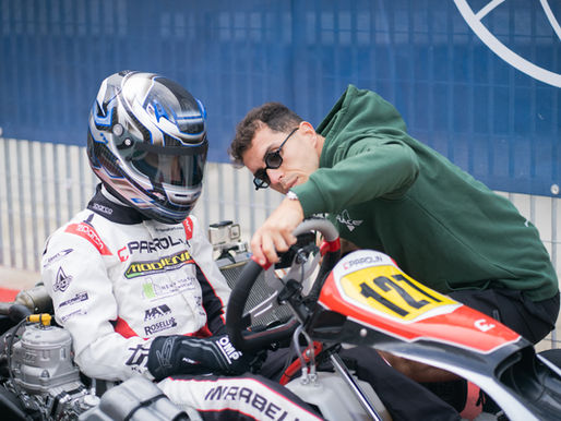 un ragazzo che viene seguito dal coach