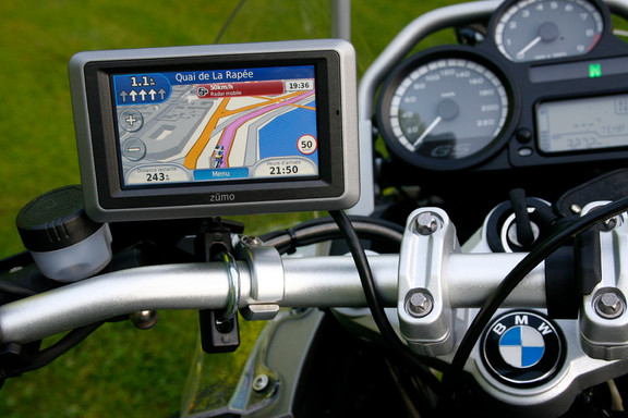 AZIMUTRIP : Comment choisir un GPS moto ?