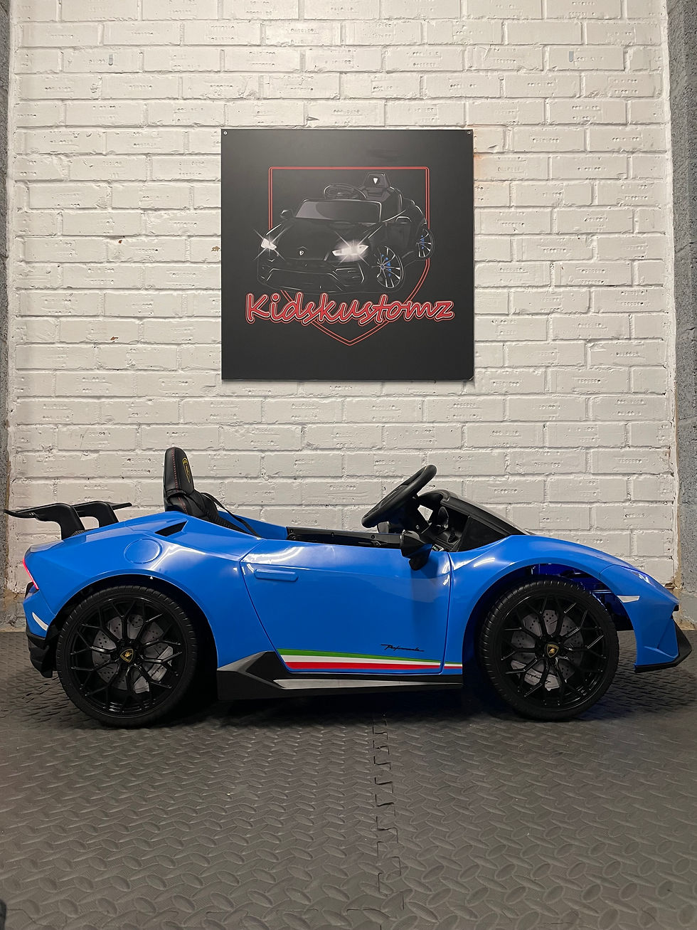 Thumbnail: Lamborghini Huracàn Performantè Blue - 12V Electric ride on