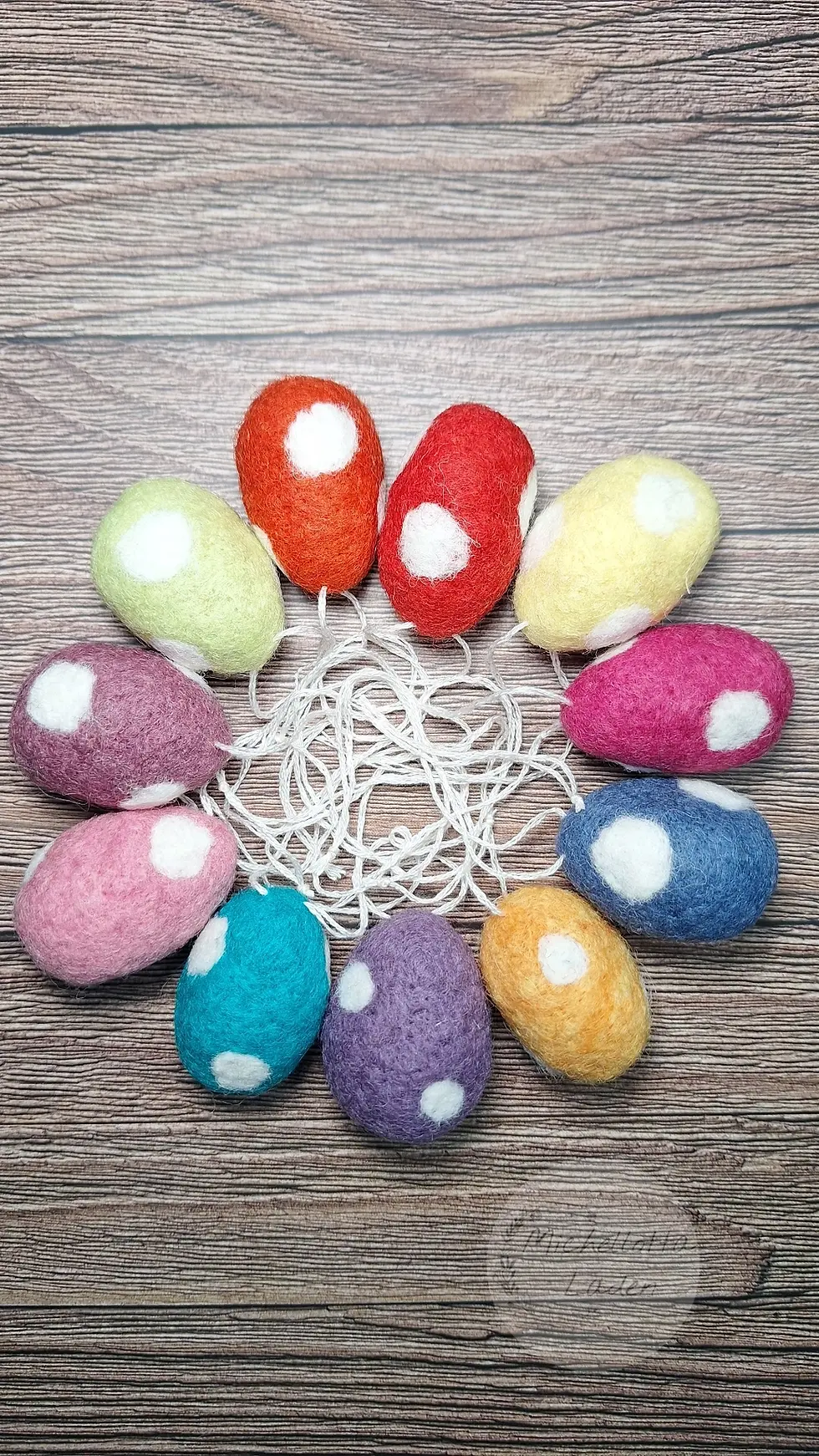 Bunte gepunktete Ostereier, nadelgefilzt