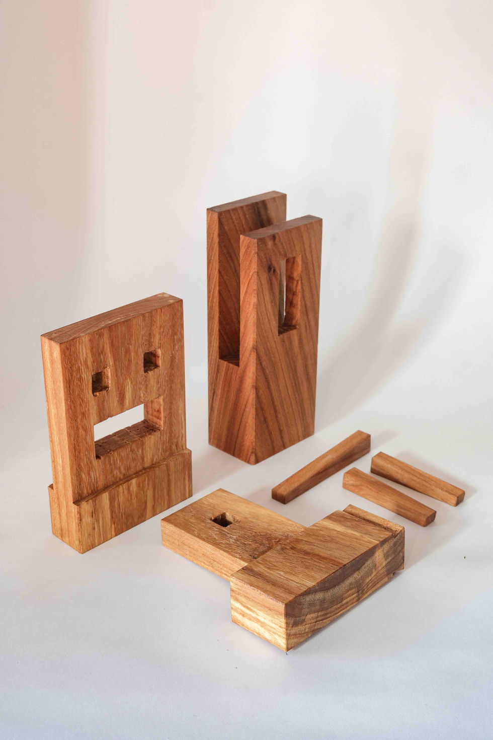 Thumbnail: Pars pro Totem | Tsugi Table Joint | Iepenhout