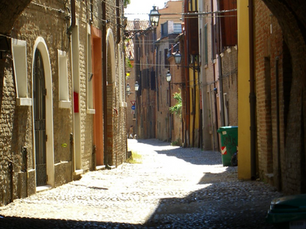 Il Ghetto Ebraico di Ferrara: un viaggio nel tempo tra silenzio, memoria e bellezza.
