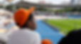 Un enfant qui regarde un stade d'athlétisme